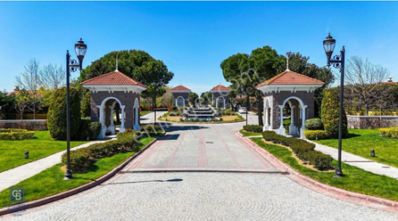 Peyzaj düzenlemesi bulunan site girişi